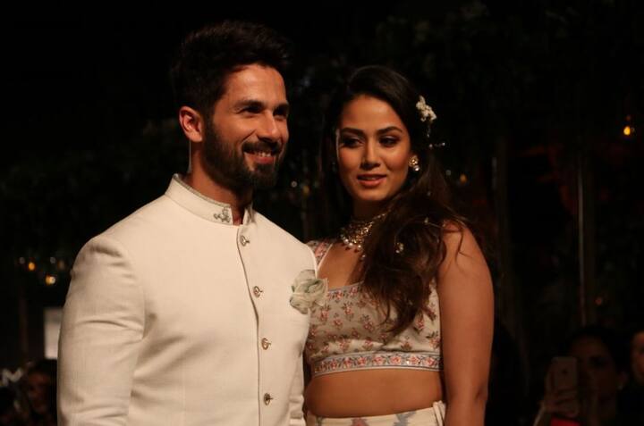 हाल ही में मीरा राजपूत और शाहिद कपूर लेक्मे फैशन वीक डे 1 में फैशन डिजाइनर अनीता डोंगरे के लिए रैंप पर चलते नजर आए. PHOTO (Manav Manglani)