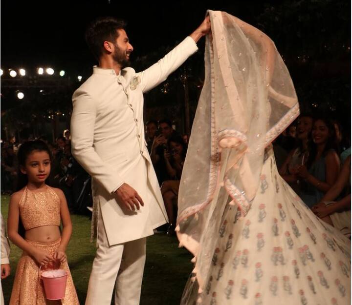 शाहिद -मीरा का रैंप पर ये खास अंदाज वहां बैठे लोगों को खूब रास आया और जमकर तालियां बजी. PHOTO (Manav Manglani)