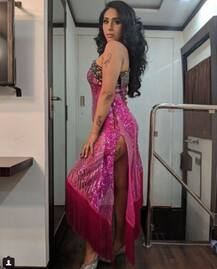 मिर्ची अवॉर्ड में नेहा भसीन ने दिखाया ग्लैमरस अवतार, देखें तस्वीरें