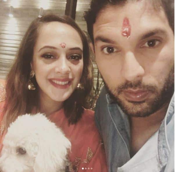 युवराज का मतलब था कि सेल्फी में आ कर उन्होंने सेल्फी को और ज्यादा सेक्सी बना दिया है. ऐसा कह कर युवराज हेजल को ट्रोल करना चाह रहे थे लेकिन मामला बिल्कुल उल्टा पड़ गया.