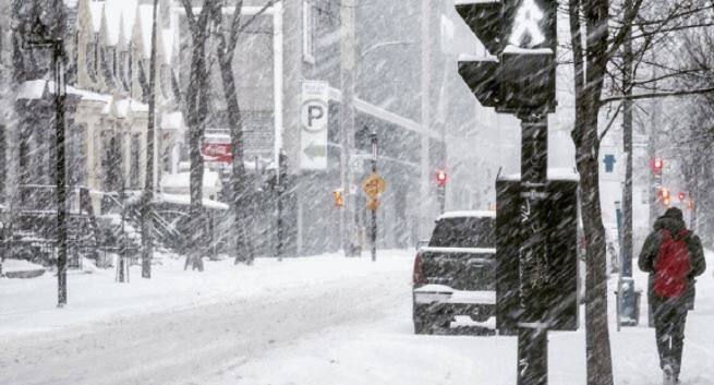 हवा के साथ-साथ बर्फ ने भी कहर के मज़र को और खतरनाक बना दिया है.