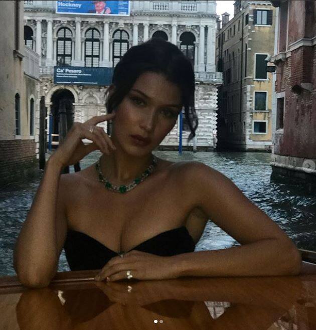 ब्लैक बिकनी पहन पूल में पोज देतीं बेला हदीद. (Photo: bellahadid)