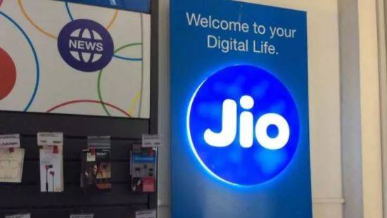 रिलायंस जियो ट्रिपल कैशबैक के बाद अब नया '200% कैशबैक' ऑफर ग्राहकों के लिए लेकर आया है. इसमें ग्राहक को 799 रुपये तक का कैशबैक मिलेगा. इस ऑफर के तहत अगर जियो यूजर्स 398 रुपये या उससे ऊपर का रिचार्ज कराते हैं तो उन्हें 799 रुपये तक का कैशबैक मिलेगा. 