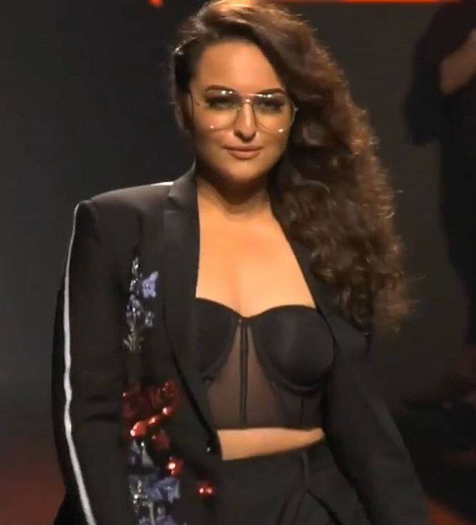 बता दें सोनाक्षी का यह अंदाज़ लक्मे फैशन वीक के तीसरे दिन देखने को मिला.