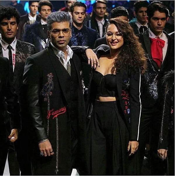 निर्माता करण जौहर और सोनाक्षी सिन्हा डिजाइनर फाल्गुनी सेन की तरफ से डिजाइन किए हुए ड्रेस में नजर आए.