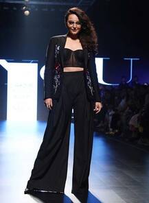 लक्मे फैशन वीक के तीसरे दिन काला जादू करती नजर आईं सोनाक्षी सिन्हा