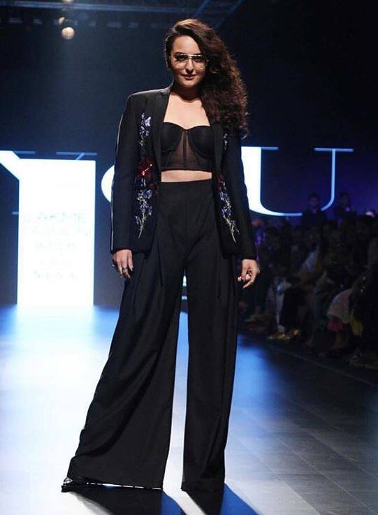 तस्वीरों में आप बॉलीवुड अदाकारा सोनाक्षी सिन्हा को देख सकते हैं. बता दें कि सोनाक्षी की ये तस्वीरें हाल ही चर्चा का विषय बनी हुई हैं.