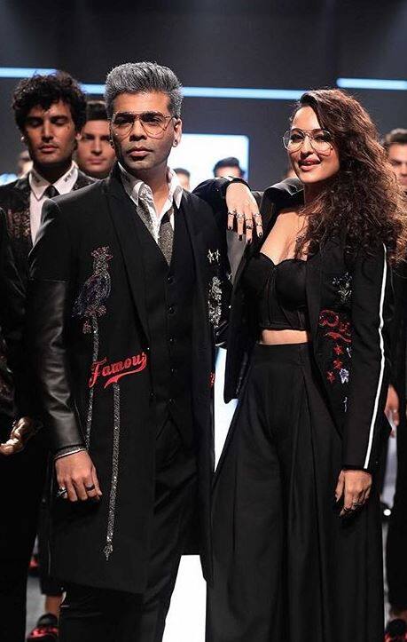 उनके साथ मशहूर फिल्म निर्माता करण जौहर भी रैंप पर वॉक करते नजर आए. 