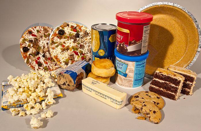 कैंसर होने पर सैचुरेटिड फूड्स बहुत हाई एमाउंट में नहीं खाने चाहिए. इसी तरह से ट्रांस फैट फूड भी नहीं खाने चाहिए.