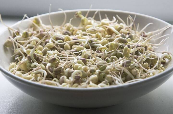 कैंसर के मरीजों को रॉ फूड नहीं खाने चाहिए. जैसे सलाद, स्प्राउट्स.