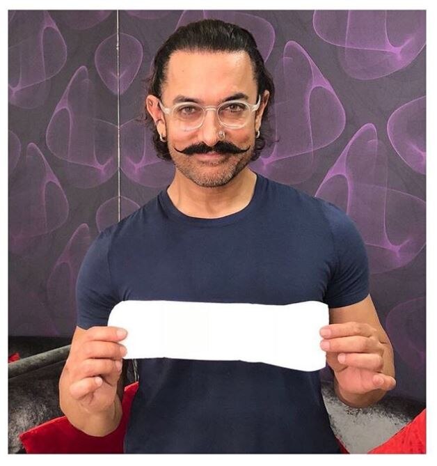 सुपरस्टार आमिर खान ने शुक्रवार को 'पैडमैन चैलेंज' स्वीकार कर सोशल मीडिया पर सैनेटरी पैड हाथ में लिए एक तस्वीर साझा की. आमिर ने शुक्रवार को ट्वीट किया,