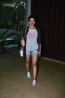 ट्रांसपेरेंट व्हाइट टीशर्ट, जैकेट और शॉर्ट्स में स्पॉट हुईं प्राची