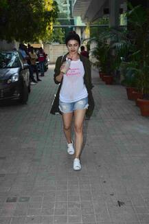 ट्रांसपेरेंट व्हाइट टीशर्ट, जैकेट और शॉर्ट्स में स्पॉट हुईं प्राची