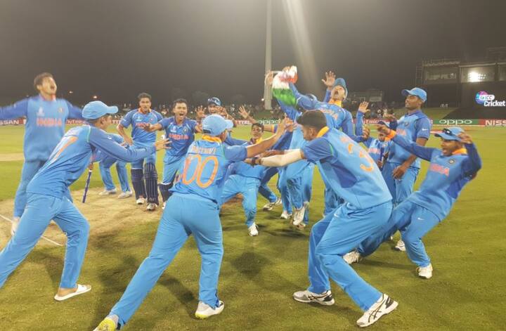 मनजोत कालरा के शानदार शतक से भारतीय अंडर-19 टीम ने वर्ल्डकप के फाइनल मुकाबले में ऑस्ट्रेलिया को 8 विकेट से हरा दिया. इस जीत के साथ ही भारत चौथी बार अंडर-19 वर्ल्डकप का खिताब जीतने वाली टीम बन गई है. इससे पहले मोहम्मद कैफ, विराट कोहली और उनमुक्त चंद की कप्तानी में भारतीय टीम ने अंडर-19 वर्ल्डकप जीता था. 217 रनों के लक्ष्य का पीछा करने उतरी भारतीय टीम ने 38.3 ओवर में ही पूरा कर लिया. आपको बता दें कि इस जीत के साथ ही पूरा देश जश्न में डूब गया है. जश्न मनाने के साथ-साथ आम और खास टीम को जमकर बधाई दे रहे हैं. आइए आगे जानें कि किसने अपने बधाई संदेश में क्या कहा.