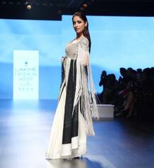 Lakme Fashion Week: ब्राइडल लुक में कृति सेनन तो इंडो वेस्टर्न में यामी और कल्कि ने की रैंप वॉक
