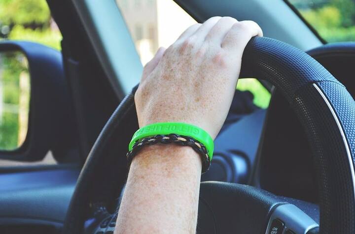 रजिस्ट्रिंग एंड लाइसेंसिंग अथॉरिटी (आरएलए) ई-संपर्क केन्द्रों पर डीएल बनवाने की सुविधा देगा. जिन लोगों को डीएल के लिए ऑनलाइन आवेदन करने में दिक्कत आ रही है तो वे इन संपर्क केन्द्रों पर जा कर आवेदन कर सकते हैं. 