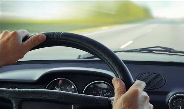 नए नियमों के तहत टू व्हीलर और फोर व्हीलर वाहनों को खरीदते समय ही रजिस्ट्रेशन नंबर दे दिया जाएगा. इसके लिए अब लोगों को आरएलए के चक्कर नहीं काटने पड़ेगें. इस काम के लिए एक नया सॉफ्टवेयर भी बनाया गया है. 