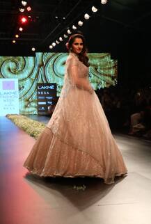 Lakme Fashion Week: टेनिस स्टार सानिया मिर्जा ने दी हीरोइनों को मात, बेहद खूबसूरत अंदाज में की रैंप वॉक