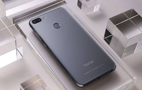 Honor 9 Lite: ऑनर 9 लाइट में 5.6 इंच की स्क्रीन दी गई है जो आईपीएस डिस्प्ले के साथ आती है जिसकी रिजॉल्यूशन 2160x1080 पिक्सल है. इसकी स्क्रीन 18:9 अस्पेक्ट रेशियो के साथ आती है. इस स्मार्टफोन में किरिन 659 प्रोसेसर दिया गया है साथ ही 3 जीबी रैम दी गई है. ये स्मार्टफोन चार कैमरे के साथ आता है. इसमें रियर और फ्रंट डुअल कैमरा सेटअप दिया गया है. रियर और फ्रंट दोनों ही कैमरा का प्राइमरी लेंस 13 मेगापिक्सल और सेकेंडरी कैमरा लेंस 2 मेगापिक्सल का दिया गया है. ऑनर 9 लाइट में 3000mAh बैटरी दी गई है साथ ही ये एंड्रॉयड ओरियो 8.0 ओएस के साथ आता है. कीमत- 10,999 रुपये 