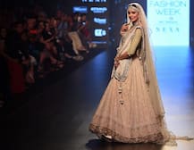 लैक्मे फैशन वीक 2018: सुष्मिता सेन ने उमराव जान बनकर किया रैंप वॉक