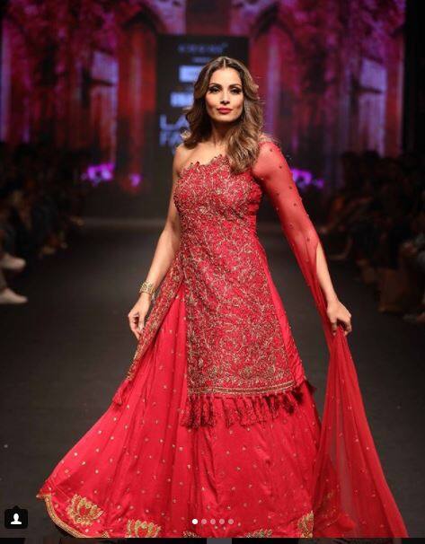 बिपाशा बसु... इनका अंदाज़ और बोल्डनेसा युवाओं को खूब भाता है. लैक्मे फैशन वीक में इनका जलवा देखने लायक रहा.