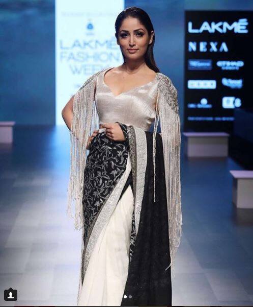 अभिनेत्री यामी गौतम ने फिल्म 'विक्की डोनर' से डेब्यू किया हैं. वे भी लैक्मे फैशन वीक में जलवे बिखरते दिखीं.