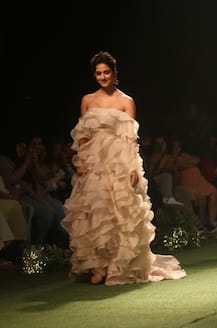 Lakme Fashion Week: रैंप पर इस अंदाज में उतरीं दिशा पाटनी, ठहर गईं सबकी नजरें