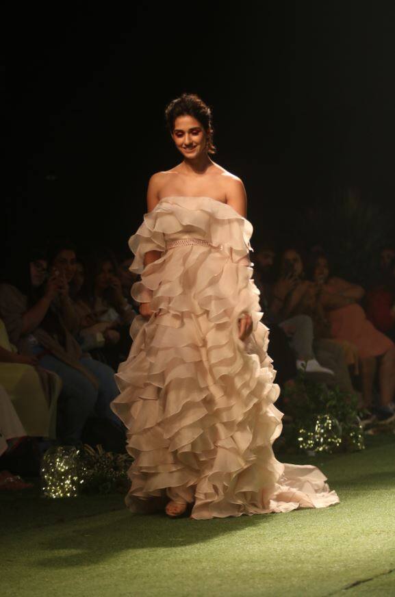 दिशा पाटनी ने सफेद रंग के गाउन में रैंप वॉक किया जिसमें वो काफी खूबसूरत नजर आ रही थीं. (तस्वीर: मानव मंगलानी)