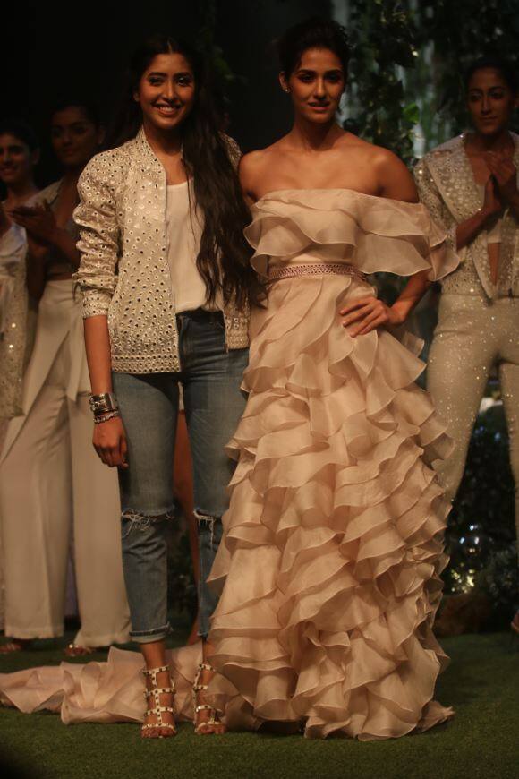 सोशल मीडिया पर दिशा काफी एक्टिव रहती हैं और एक से बढ़कर एक खूबसूरत तस्वीर पोस्ट करती हैं. (तस्वीर: मानव मंगलानी)