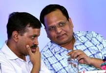 मुश्किल में फंसे केजरीवाल के मंत्री सतेन्द्र जैन, घूस लेने के आरोपी के लॉकर से मिले प्रॉपर्टी के दस्तावेज