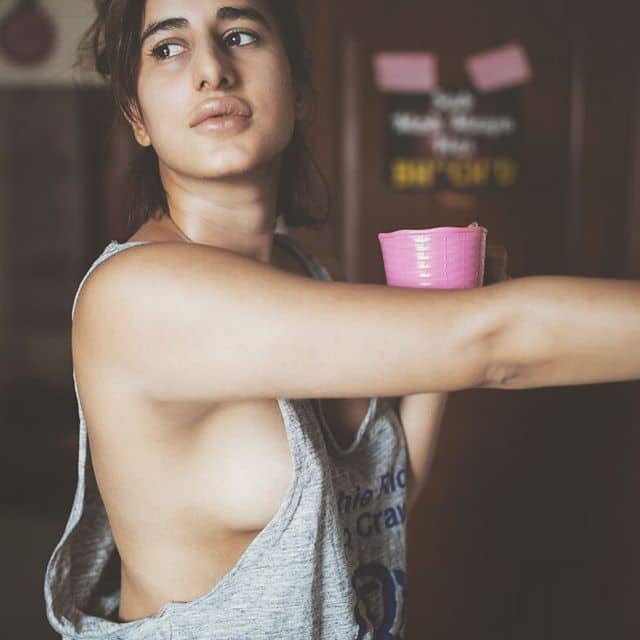 वे अक्सर अपने लंबे इंस्टा पोस्ट्स में फेमिनिज़्म (नारीवादी) और समानता की बाते करती हैं.