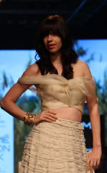 LFW 2017: ऑफ़ शोल्डर ब्लाउज़-जेडेड लहंगे में कल्कि को देख थम गईं सबकी निगाहें