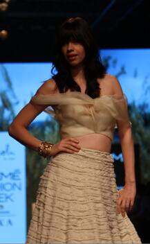 LFW 2017: ऑफ़ शोल्डर ब्लाउज़-जेडेड लहंगे में कल्कि को देख थम गईं सबकी निगाहें