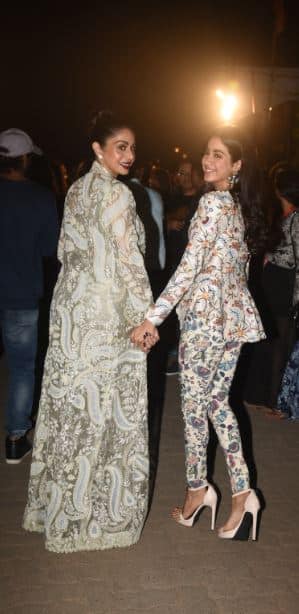 आपको बता दें कि फैशन के इस महाकुंभ में मां-बेटी साथ पहुंचीं.