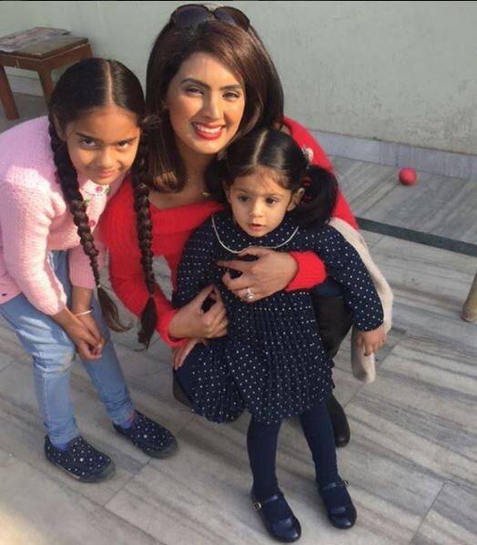 गीता अक्सर सोशल मीडिया पर बेटी हिनाया और हरभजन के साथ खूबसूरत तस्वीरें पोस्ट करती रहती हैं. 