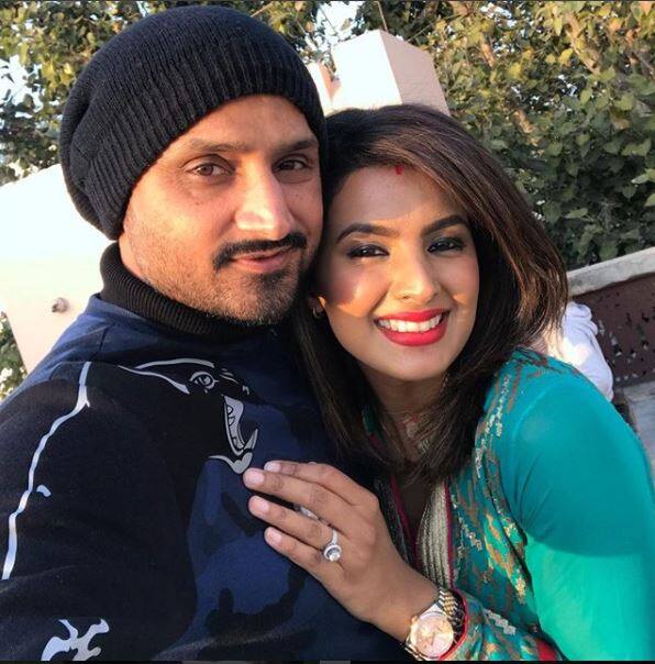 तस्वीर की बात करें तो इसमें गीता ने हरे रंग का सूट पहना हुआ है जिसमें वो काफी खूबसूरत नजर आ रही हैं. इसके साथ ही गीता ने हरभजन सिंह के साथ एक और तस्वीर पोस्ट की है जिसे सभी काफी पसंद कर रहे हैं.