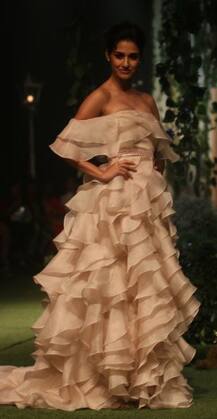 LFW 2018: बार्बी डॉल सी दिशा को देखकर थम गईं सबकी निगाहें