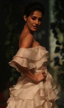 LFW 2018: बार्बी डॉल सी दिशा को देखकर थम गईं सबकी निगाहें