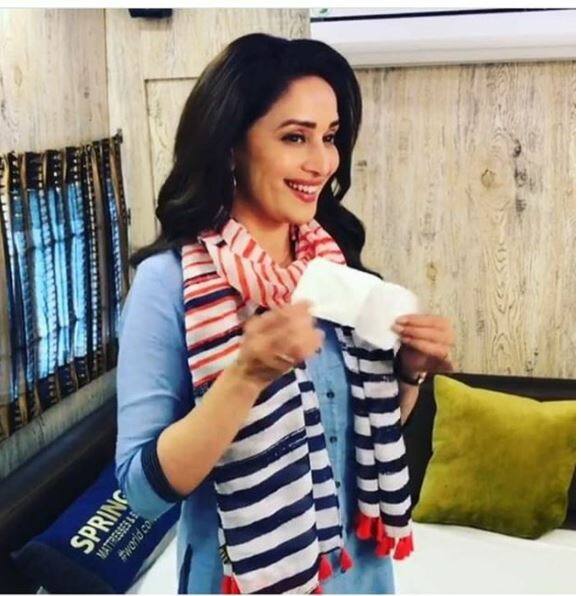 धक-धक गर्ल माधुरी दीक्षित भी 'पैडमैन' चैलेंज एक्सेप्ट करती दिखी और हाथ में पैड लेकर पोज देती नजर आईं. इसमें वे बेहद खूबसूरत लग रही हैं.