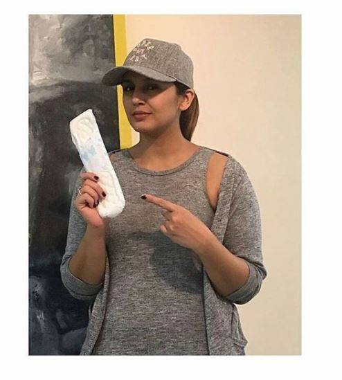 फिल्म 'गैंग ऑफ वासेपुर' फेम हुमा कुरैशी ने भी पैड के साथ फोटो खिंचवाया.