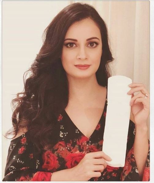 एक्ट्रेस दिया मिर्जा भी हाथ में पैड लिए फोटो खिचवाती नज़र आई.