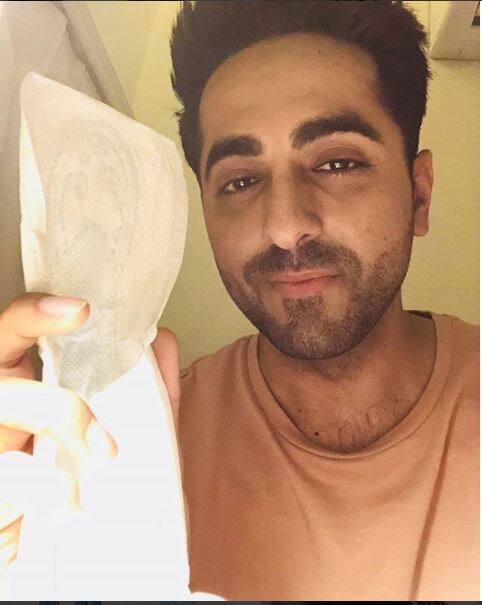 सिंगर, एक्टर और एंकर आयुष्मान खुराना भी 'पैडमैन' चैलेंज एक्सेप्ट किया और हाथ में पैड लेकर फोटो क्लिक करवाया.