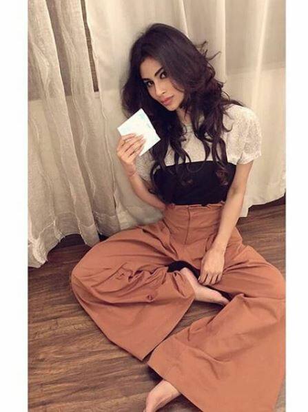 फिल्मी दुनिया के लोग तो 'पैडमैन'का प्रचार प्रसार कर ही रहे थे. लेकिन इस बार टीवी एक्ट्रेस मौनी रॉय ने भी 'पैडमैन' चैलेंज एक्सेप्ट किया.