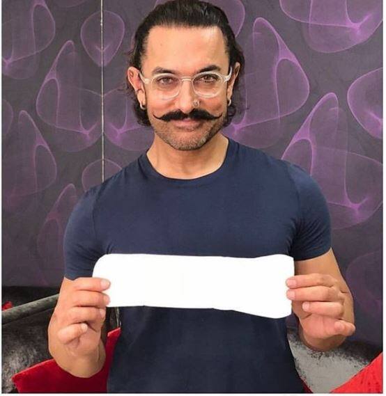 फिल्म अभिनेता, निर्माता, निर्देशक, पटकथा लिखने वाले एक्टर आमिर खान ने भी कुछ इस अंदाज में फोटो खिंचवाकर अपने इंस्टा पर शेयर किया. वे भी 'पैडमैन' का प्रमोश करते दिखें.