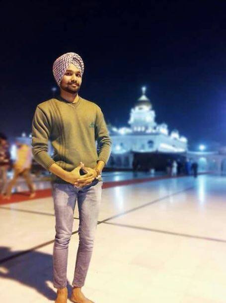 आरोप है कि इसी दौरान पहले से ही वहां मौजूद उसकी महिला मित्र सलीमा के परिवार वालों ने उसकी गाड़ी को रोका और उसे गाड़ी से उतारकर मारने पीटने लगे.
