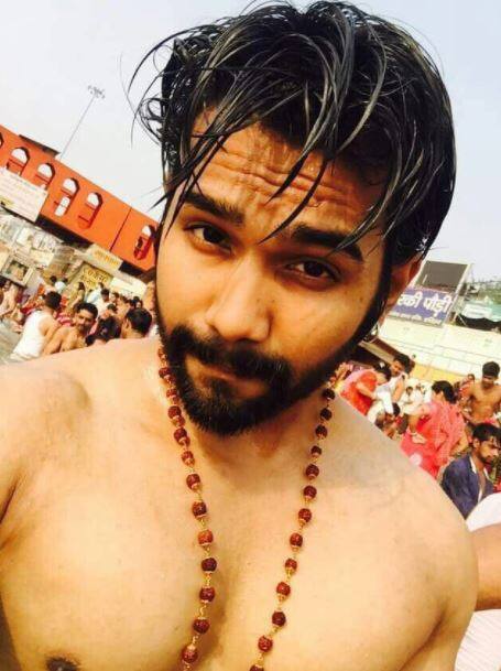 इस बीच अंकित की मां भी वहां पहुंच गई. उनके साथ भी मारपीट की गई. अपनी मां को पिटता देख जब अंकित बीच बचाव करने आया तो उसकी महिला मित्र की मां, पिता, मामा और नाबालिक भाई ने अंकित को दबोच लिया और पिता ने उसके गले पर चाकू से वार कर दिया जिससे उसकी मौत हो गई है.