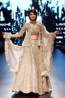 लैक्मे फैशन वीक 2018 में जयंती रेड्डी के लहंगे में खूब जच रही हैं शिल्पा शेट्टी