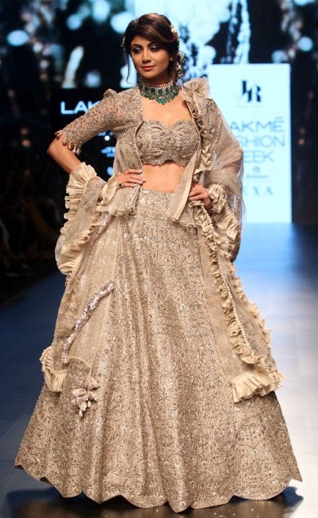 42 साल की अभिनेत्री मुंबई में हुए लैक्मे फैशन वीक 2018 में जयंती रेड्डी की नए वेडिंग कलेक्शन लहंगे में शोस्टॉपर रहीं. 
