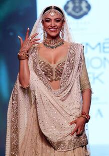 \'उमराव जान\' बनकर रैंप पर उतरीं पूर्व मिस यूनिवर्स सुष्मिता सेन, अपनी अदाओं से जीता सबका दिल