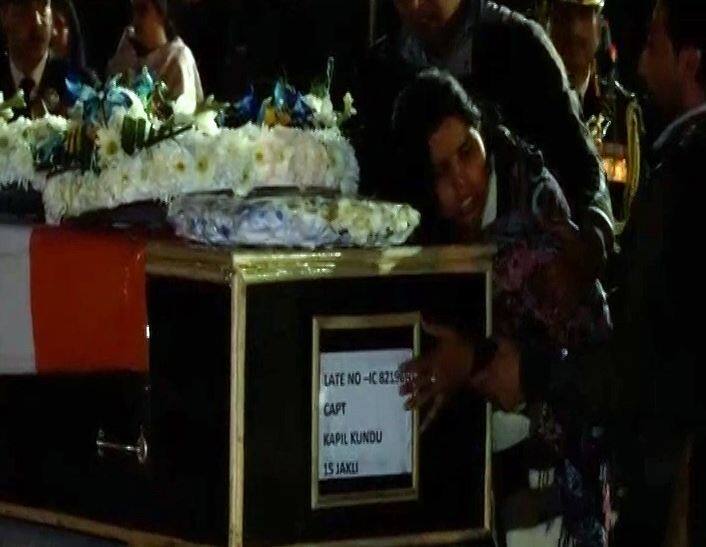 नम आंखों से दी गई कैप्टन कुंडू समेत 4 जवानों को अंतिम विदाई, सेना बोली- बेकार नहीं जाएगी शहादत Last rites of Capt Kapil Kundu and three martyrs conducted नम आंखों से दी गई कैप्टन कुंडू समेत 4 जवानों को अंतिम विदाई, सेना बोली- बेकार नहीं जाएगी शहादत